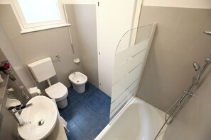 Asciugacapelli, bidet, asciugamani, carta igienica
