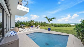 Alberca al aire libre y alberca climatizada