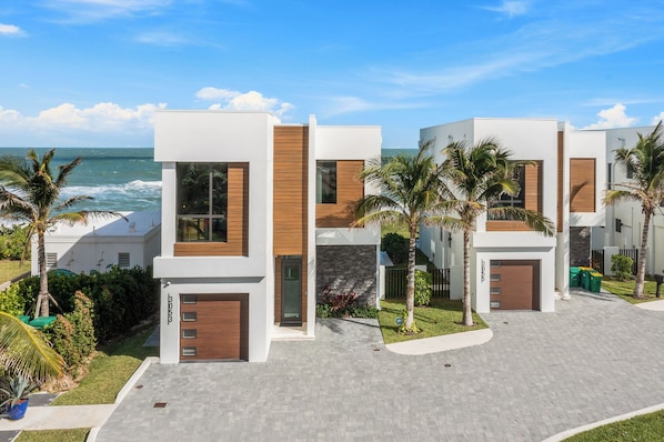 Exterior - 4-bedroom oceanfront villa in Melbourne Beach with (Melbourne Beach)