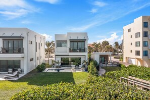 Exterior - 4-bedroom oceanfront villa in Melbourne Beach with (Melbourne Beach)