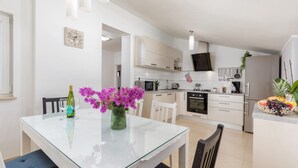 Apartment | Dining - Villa in Pula Near Roman Amphitheater (Pula)