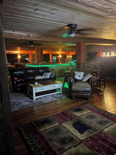 3 BR 22 bed newly renovated restaurant and bar w/ spectacular views of Mt Kineo