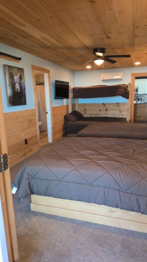 3 bedrooms, WiFi - 3 BR 22 bed newly renovated restaurant and bar w/ spectacular views of Mt Kineo (Rockwood)