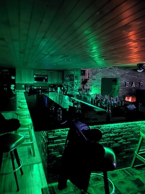 Bar (on property) - The Rock! 3 BR - 20 beds - 2 kitchens w/dock slip and awesome view of Mt Kineo (Rockwood)