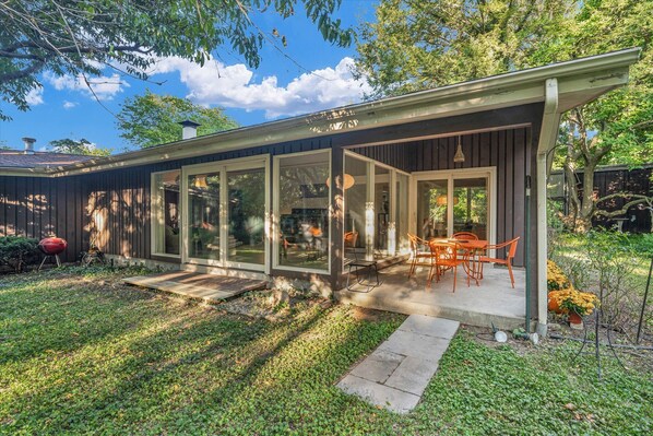 Outdoor dining - Incredible Mid-Century home in premium location (Urbana)