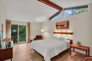 4 bedrooms, WiFi, bed sheets - Incredible Mid-Century home in premium location (Urbana)