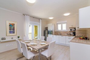 Apartment | Private kitchen - Apartment in Medulin Near Bijeca Beach (Medulin)