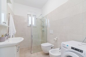 Appartement | Badkamer | Een haardroger