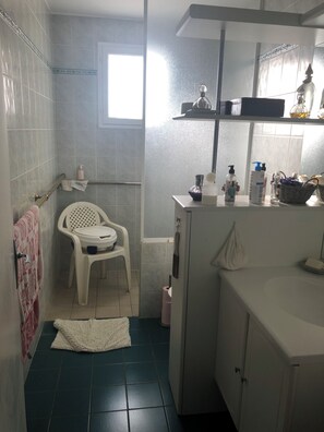 Douche, savon, papier toilette