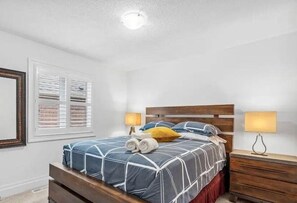 3 bedrooms, desk, iron/ironing board, WiFi - ****4-Bedroom Spacious House **** Yonge & Green Lane  (East Gwillimbury) (East Gwillimbury)