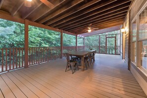 Outdoor dining - THE HIVE Family Friendly Spacious 6-bedroom House in Asheville with WiFi, Games (Asheville)