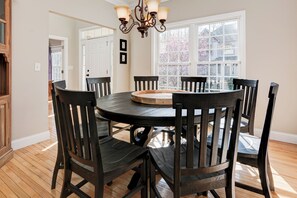 Dining - THE HIVE Family Friendly Spacious 6-bedroom House in Asheville with WiFi, Games (Asheville)