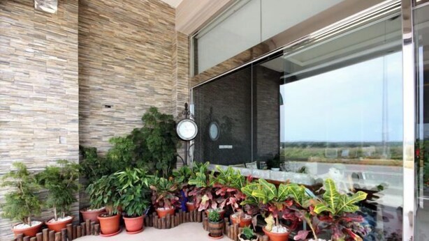 A modern building with a stone facade and a glass window. - Kenting Green Yard Hostel (Pingtung)