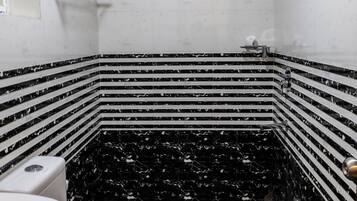 Shower, rainfall showerhead, free toiletries, towels