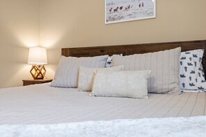 3 bedrooms, WiFi, bed sheets - Cozy 3BR Retreat in Downtown Bethlehem - Hot Tub, Trails, Near Ski & Hike (Bethlehem)