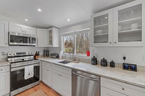 Private kitchen - Cozy 3BR Retreat in Downtown Bethlehem - Hot Tub, Trails, Near Ski & Hike (Bethlehem)