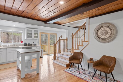 Cozy 3BR Retreat in Downtown Bethlehem - Hot Tub, Trails, Near Ski & Hike