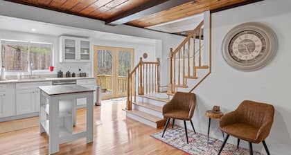 Cozy 3BR Retreat in Downtown Bethlehem - Hot Tub, Trails, Near Ski & Hike