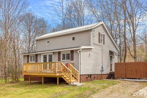 Exterior - Cozy 3BR Retreat in Downtown Bethlehem - Hot Tub, Trails, Near Ski & Hike (Bethlehem)