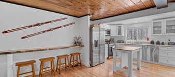Cozy 3BR Retreat in Downtown Bethlehem - Hot Tub, Trails, Near Ski & Hike