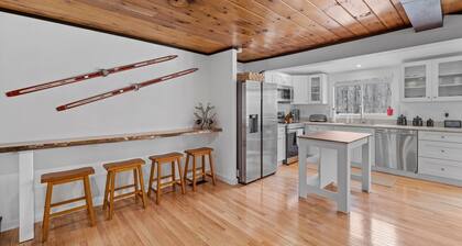 Cozy 3BR Retreat in Downtown Bethlehem - Hot Tub, Trails, Near Ski & Hike