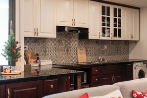 Kühlschrank, Mikrowelle, Wasserkocher, Kochgeschirr/Geschirr/Besteck