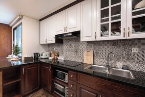 Kühlschrank, Mikrowelle, Wasserkocher, Kochgeschirr/Geschirr/Besteck