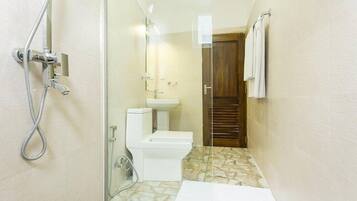 Deluxe Double Room, Balcony, Lake View | Bathroom | Shower, free toiletries, hair dryer, towels