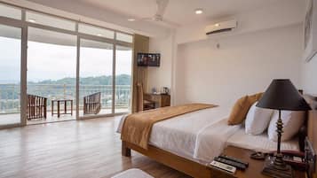 Deluxe Double Room, Balcony, Lake View | Egyptian cotton sheets, premium bedding, minibar, laptop workspace