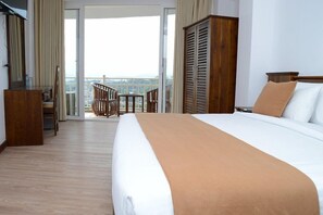 Deluxe tweepersoonskamer, balkon, uitzicht op meer | Lakens van Egyptisch katoen, luxe beddengoed, een minibar