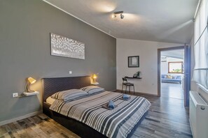 Casa | 3 dormitorios y tabla de planchar con plancha