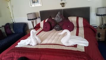 Standard Tek Büyük Yataklı Oda | Dizüstü bilgisayar çalışma alanı, ütü/ütü masası