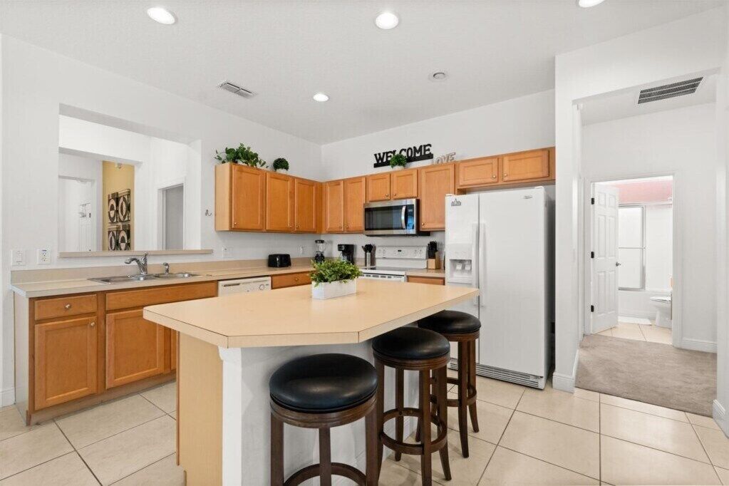 Coffee/tea maker, fridge, microwave, oven