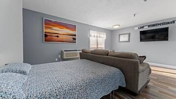 Tabla de planchar con plancha, wifi y ropa de cama