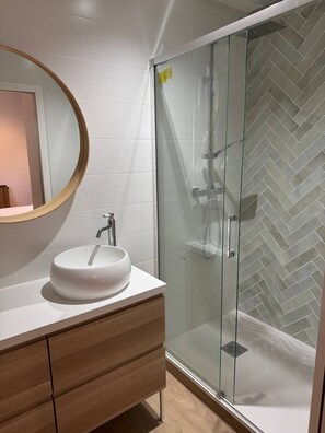 Een douche, een haardroger, handdoeken