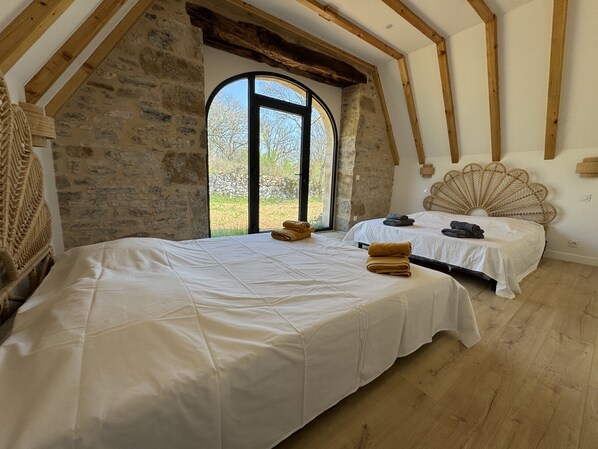 5 habitaciones, tabla de planchar con plancha y ropa de cama 