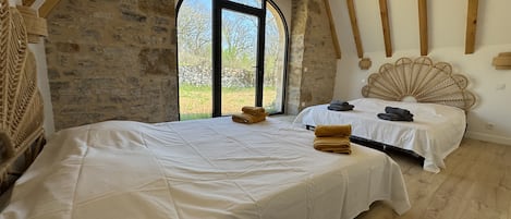 5 dormitorios, tabla de planchar con plancha, ropa de cama
