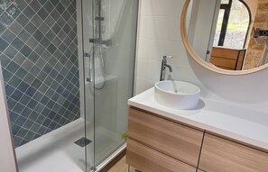 Een douche, een haardroger, handdoeken