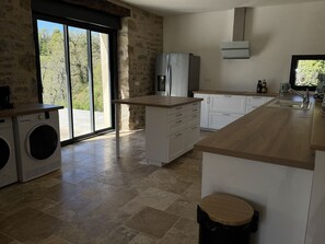 Frigorífic, microones, forn i placa de cuina 