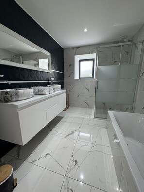 Douche, sèche-cheveux, serviettes fournies