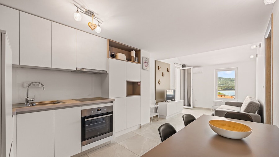 Enchanting Summer Apartment With Sea View