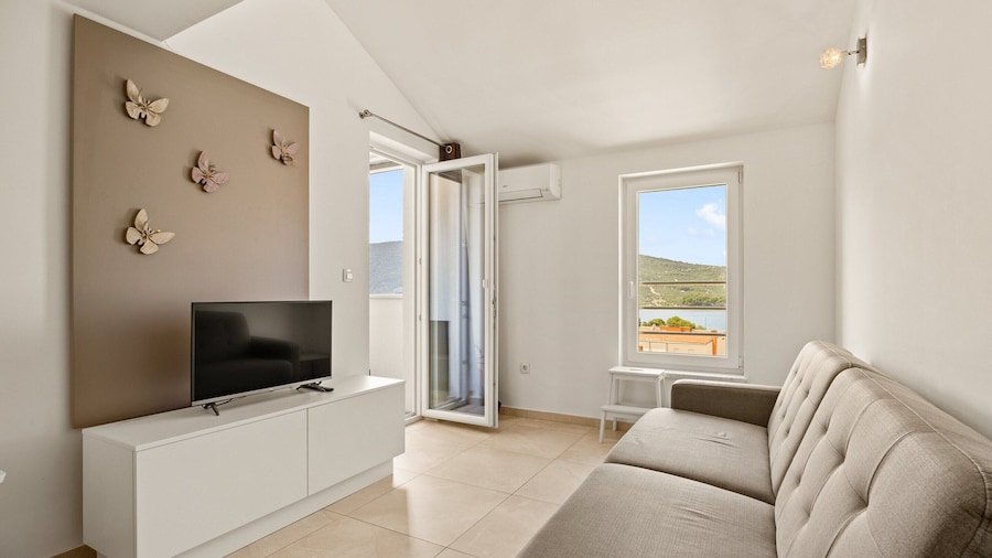 Enchanting Summer Apartment With Sea View