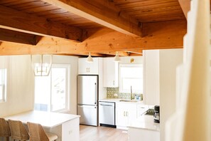 Mikroaaltouuni, liesi, astianpesukone