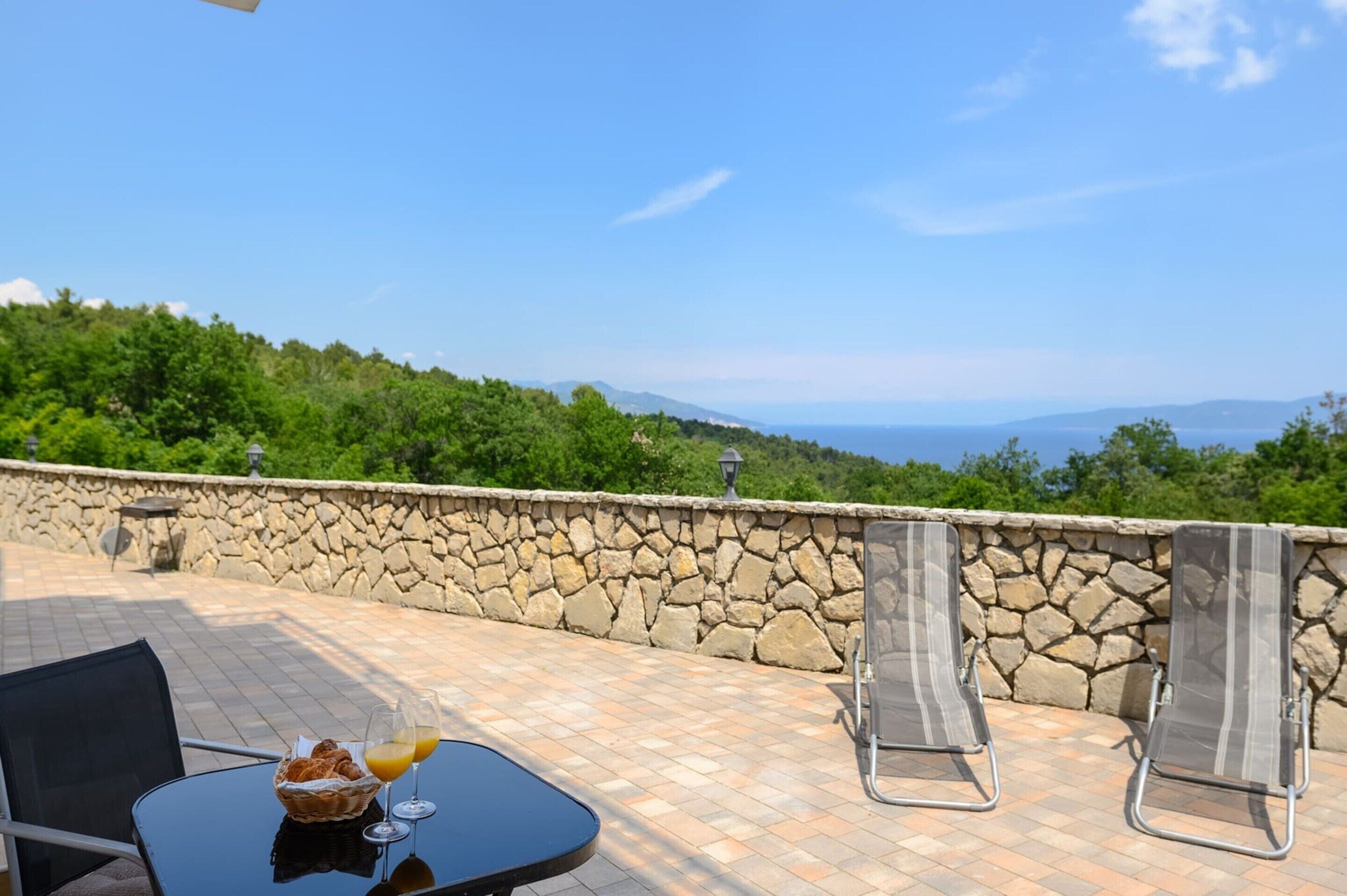 Apartment | Outdoor dining