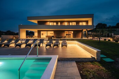 Luxurious Villa With Pool in Sveti Bartul
