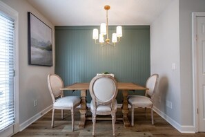 Dining - The Daphne, 2BR Condo by Velvet Ditch Villas (Oxford)