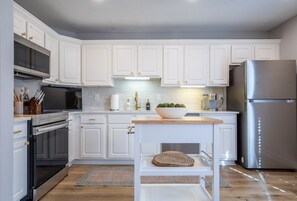 Private kitchen - The Daphne, 2BR Condo by Velvet Ditch Villas (Oxford)