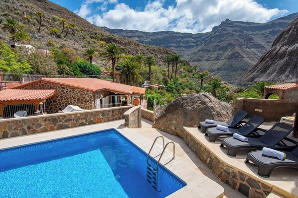 Villa | Piscina | Una piscina cubierta, una piscina al aire libre