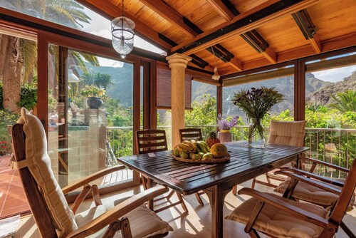 Villa With Heated Pool & Mountain Views