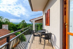 Apartment | Balcony - Spacious Apartment in Markoci (Sveta Nedelja)